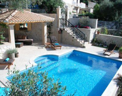 Elegant luxury villa with amazing sea views and large private swimming pool.