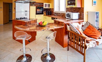 Villa on one level – air con/Pool/Garden – Near beaches shops restaurants